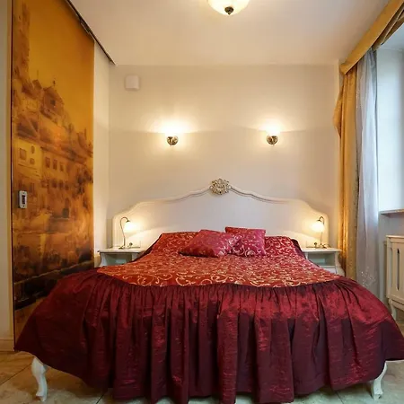Empire Apartment *