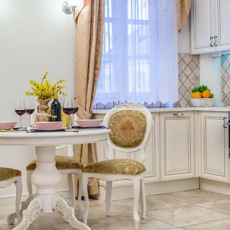 Empire Apartment *
